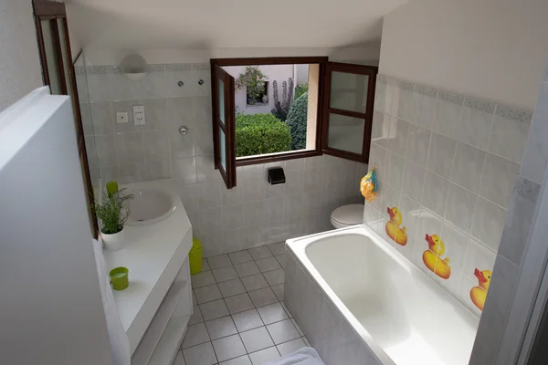 Гарно прикрашена сучасна біла ванна кімната , — стокове фото