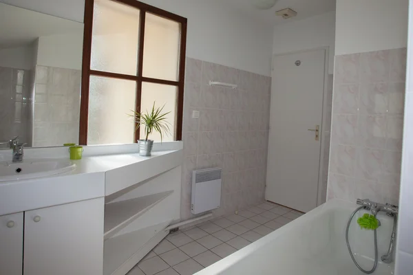 Красиво оформленный современный белый туалет , — стоковое фото