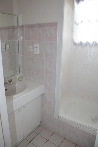 Szépen berendezett, modern fehér mosdó, — Stock Fotó