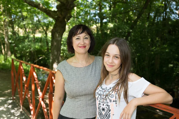 Madre y niña se divierten juntas en el parque — Foto de Stock