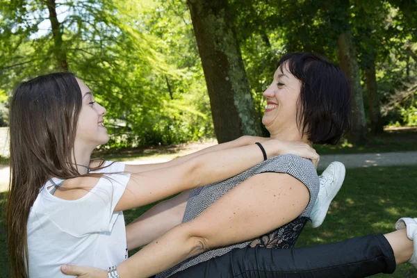 Madre y su hija se divierten juntas — Foto de Stock