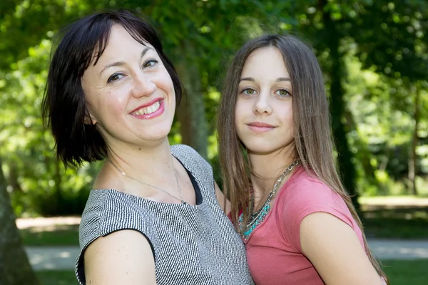 Mutter und Tochter haben Spaß zusammen — Stockfoto