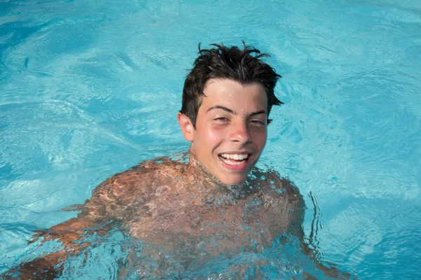 Adolescente em uma piscina — Fotografia de Stock