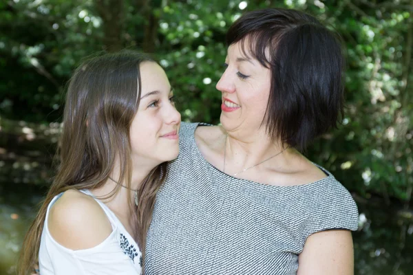 Madre y niña se divierten juntas en el parque — Foto de Stock