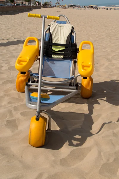 Sillas de ruedas de playa en arena con palmeras en el fondo — Foto de Stock