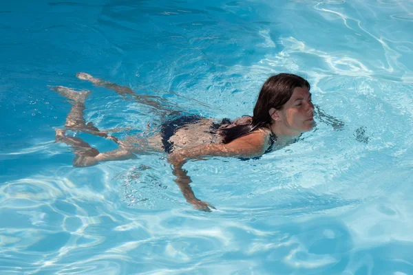Γυναίκα σε μια πισίνα — Φωτογραφία Αρχείου