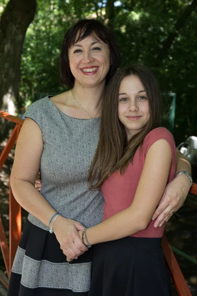 Madre y niña se divierten juntas en el parque — Foto de Stock