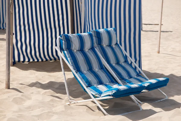 Zwei Liegestühle am Sandstrand — Stockfoto