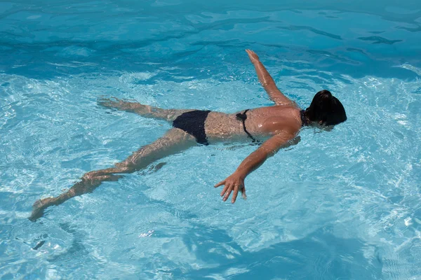 Nuotatrice in una piscina all'aperto — Foto Stock