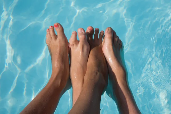 Feet of couple near swimming pool — Stock Photo, Image