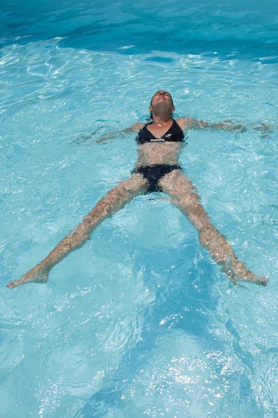 I en pool — Stockfoto