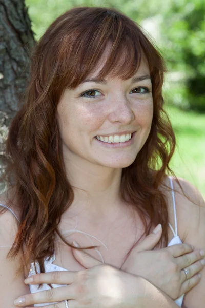 Mulher linda e bonita com cabelo ruivo — Fotografia de Stock