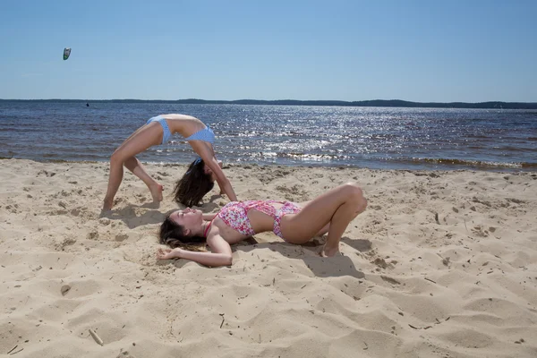 Plajda iki kız kardeş — Stok fotoğraf