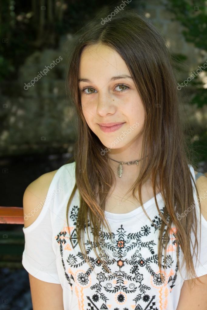 Heel mooi meisje van 12 jaar oud — Stockfoto © sylv1rob1 ...