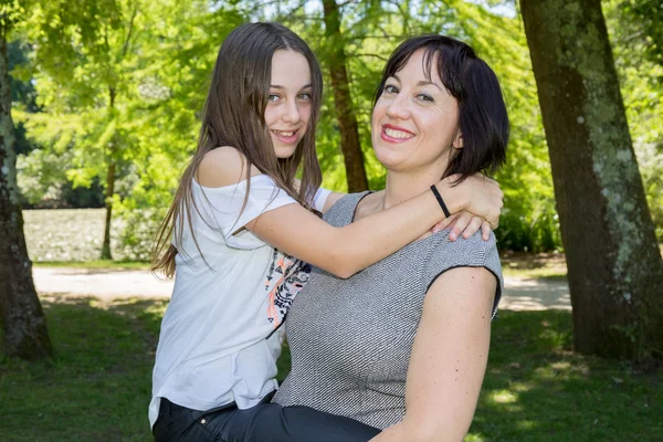 Madre y su hija se divierten juntas — Foto de Stock