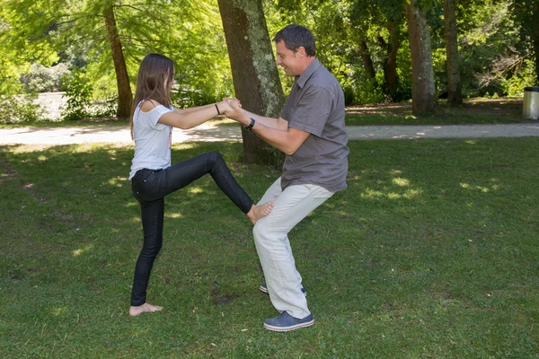 Vater mit Tochter im Park — Stockfoto