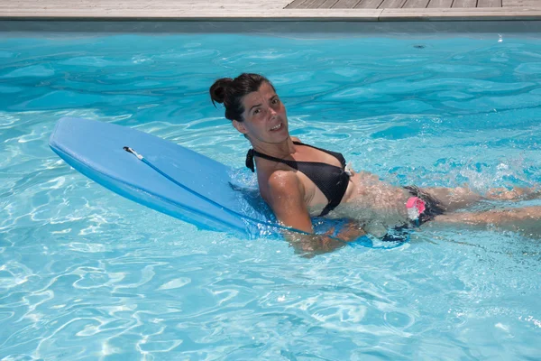 Ευτυχισμένη γυναίκα σε μια πισίνα — Φωτογραφία Αρχείου