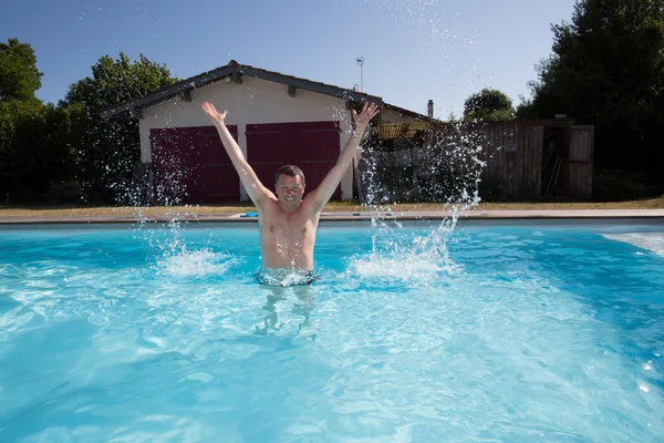 Nizza uomo nuoto in piscina, ritratto — Foto Stock