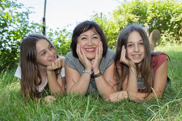 Alegre y feliz familia, madre e hija se divierten — Foto de Stock