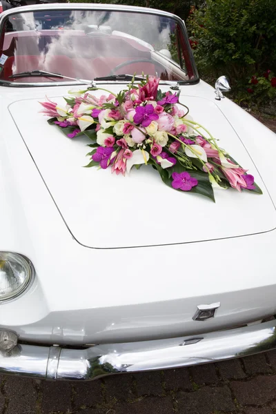 Vieille voiture vintage de mariage blanc et rouge — Photo