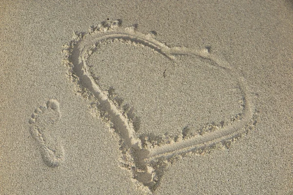 Serce w piasku. tło plaża. widok z góry — Zdjęcie stockowe