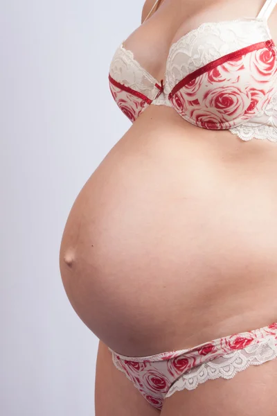 Gros plan d'un ventre enceinte mignon — Photo