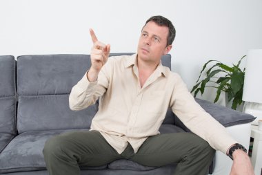 Onun parmak işaret rahat bir adam portresi