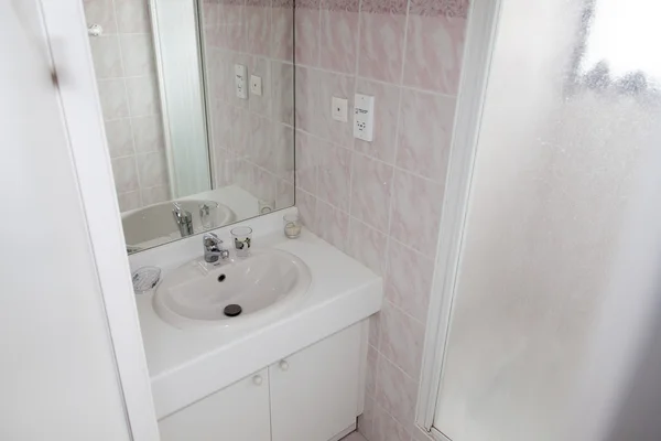 Güzel dekore edilmiş modern beyaz tuvalet, — Stok fotoğraf