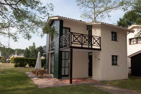 Hermosa casa moderna con jardín, al aire libre —  Fotos de Stock