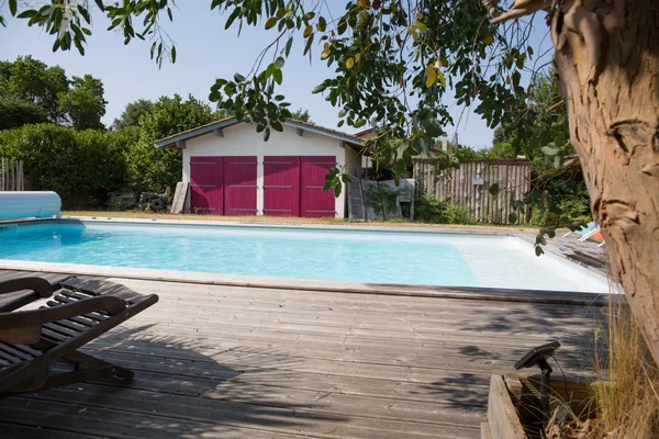 Piscine privée en été — Photo