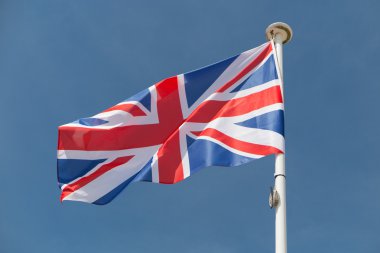 Britanya'nın bayrağı mavi gökyüzü altında