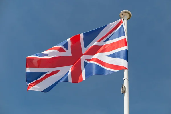 Flagge von Großbritannien unter blauem Himmel — Stockfoto