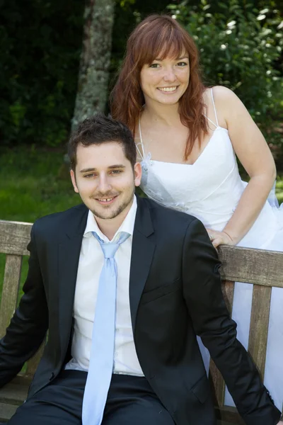Mooie en jonge bruidspaar verliefd — Stockfoto
