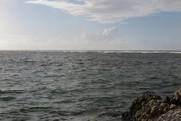 Güzel sahil ve tropikal deniz — Stok fotoğraf