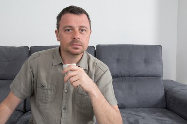 Adam bir şey yeme onun kanepede