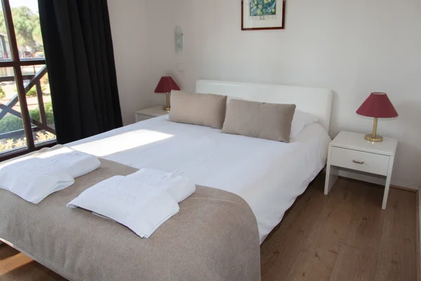 Podwójne łóżko w nowoczesnym pokoju wewnętrznym — Zdjęcie stockowe