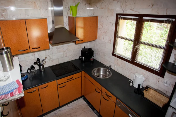 モダンな家のオレンジ色のモダンなキッチン — ストック写真