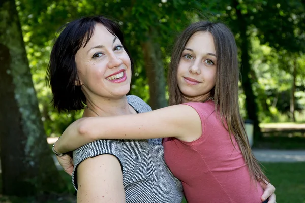 Moeder en haar dochter veel plezier samen — Stockfoto
