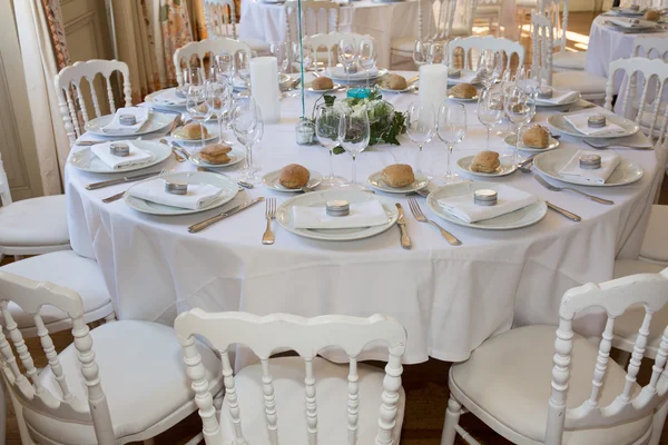 Configuração de mesa para uma recepção de casamento — Fotografia de Stock