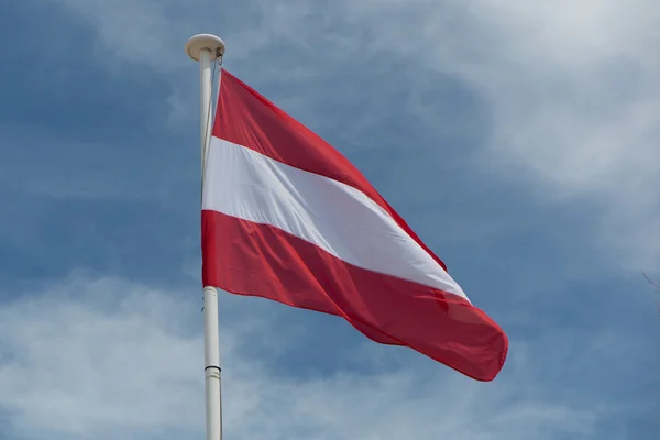 Bandera de austria bajo cielo azul —  Fotos de Stock