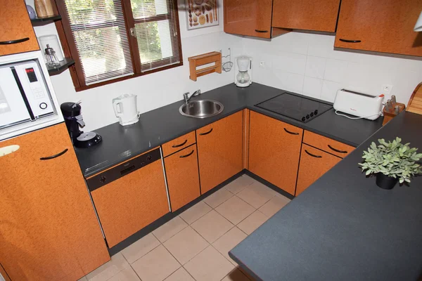 Orange moderne Küche in einem modernen Haus — Stockfoto