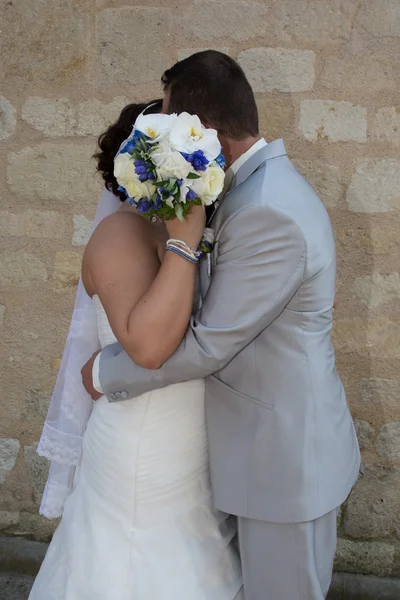 Con una pareja de boda con hermoso ramo de rosas blancas. Tema de boda con flores . — Foto de Stock