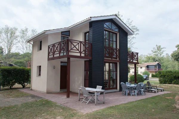 Une nouvelle maison avec un jardin sous un beau ciel — Photo