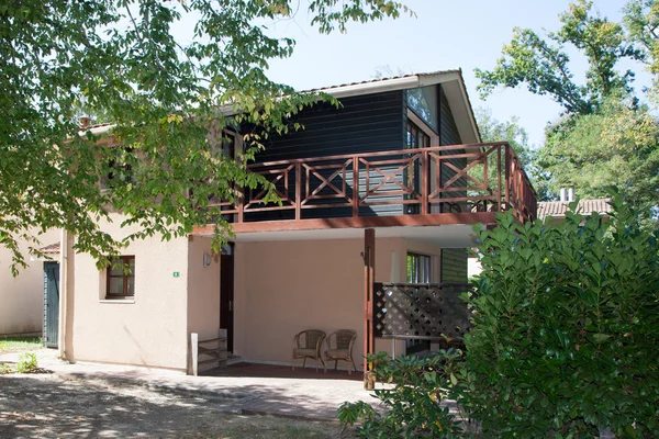 Ein neues Haus mit Garten unter schönem Himmel — Stockfoto