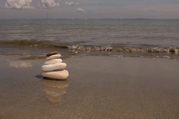 Стопка камней на песке — стоковое фото