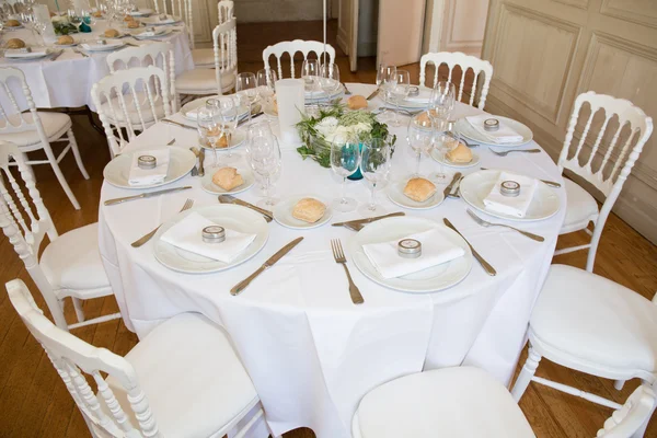 Configuração de mesa para uma recepção de casamento — Fotografia de Stock