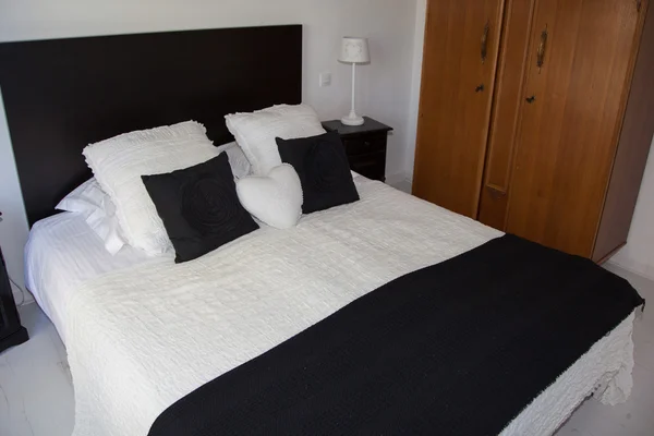 Kétágyas ágy a modern belső szobában — Stock Fotó
