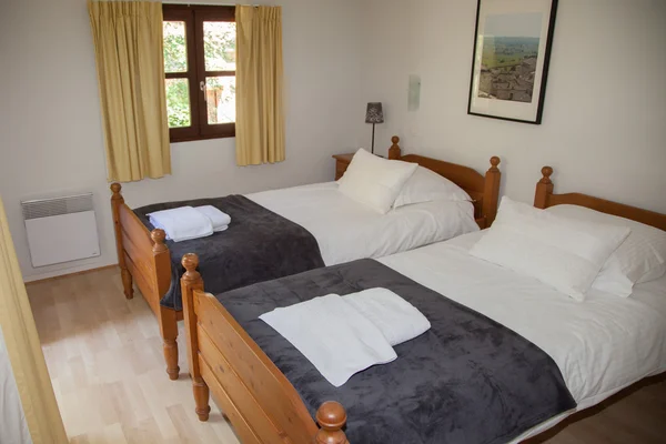 Две односпальные кровати в красивой комнате дома — стоковое фото
