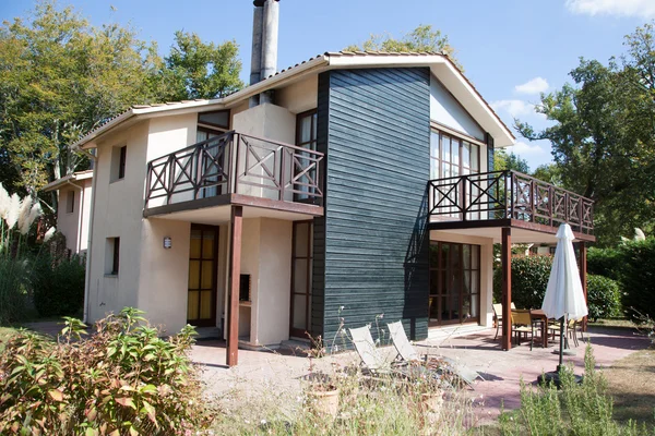 Mooie moderne huis met tuin, buiten — Stockfoto