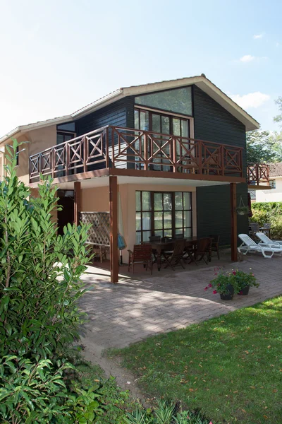 Hermosa casa moderna con jardín, al aire libre —  Fotos de Stock